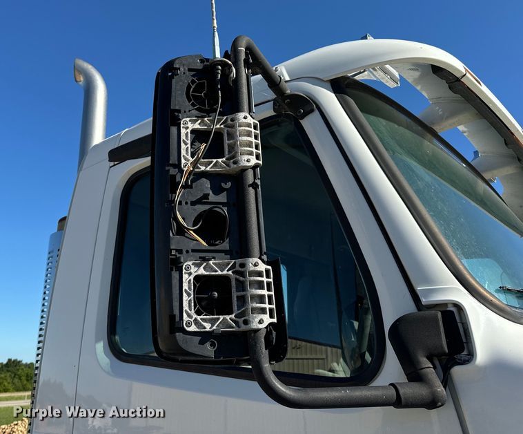 image for item OF9709 2007 Volvo VN semi truck