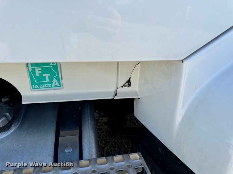 image for item OF9709 2007 Volvo VN semi truck