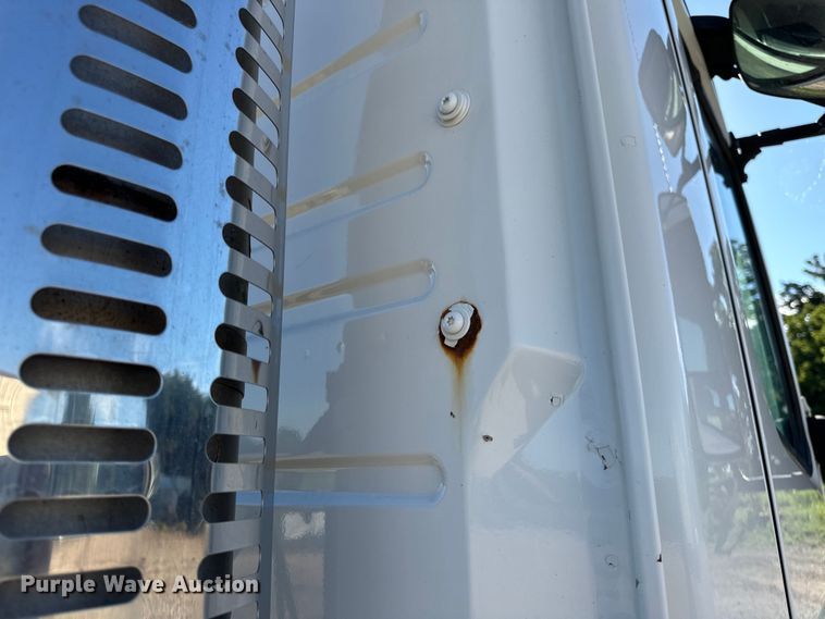 image for item OF9709 2007 Volvo VN semi truck