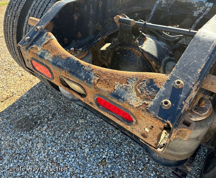 image for item OF9709 2007 Volvo VN semi truck