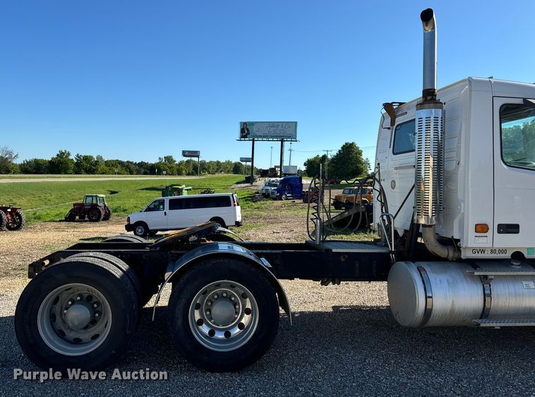 image for item OF9709 2007 Volvo VN semi truck