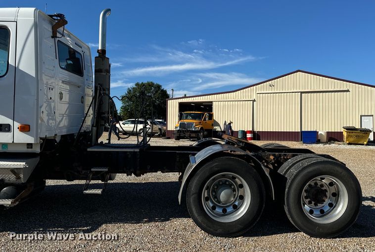 image for item OF9709 2007 Volvo VN semi truck