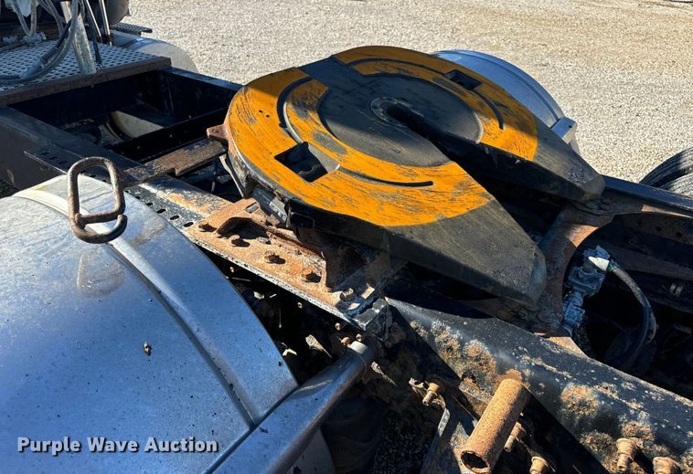 image for item OF9709 2007 Volvo VN semi truck