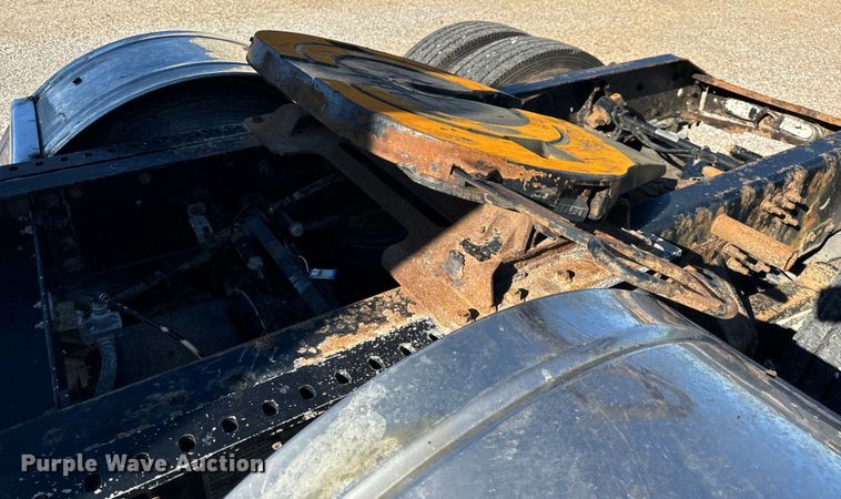 image for item OF9709 2007 Volvo VN semi truck