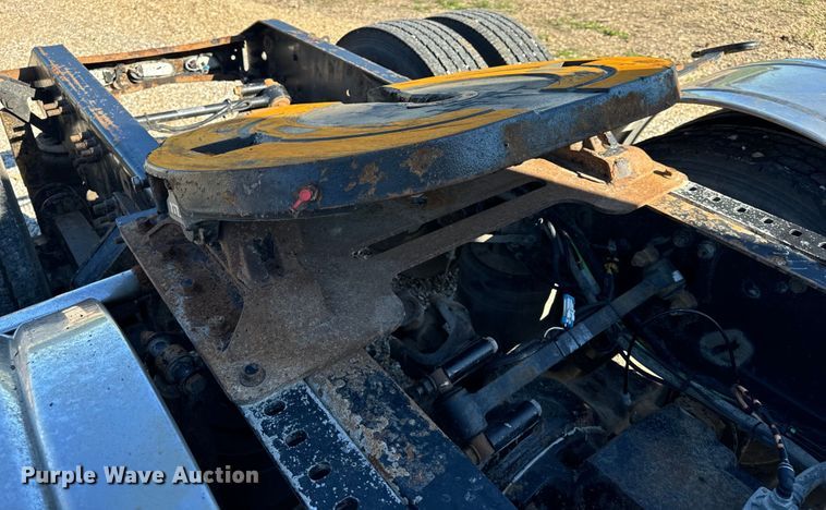 image for item OF9709 2007 Volvo VN semi truck