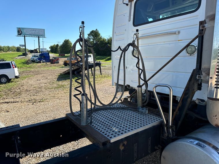 image for item OF9709 2007 Volvo VN semi truck