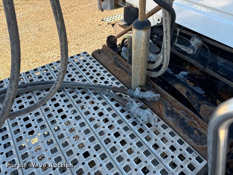 image for item OF9709 2007 Volvo VN semi truck