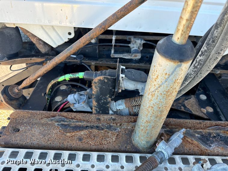 image for item OF9709 2007 Volvo VN semi truck