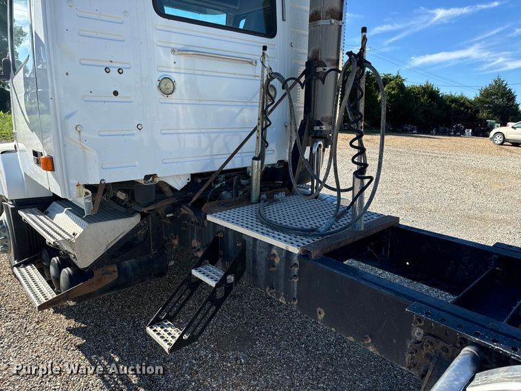 image for item OF9709 2007 Volvo VN semi truck