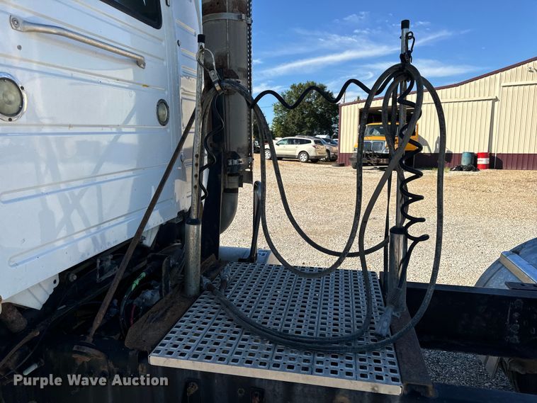 image for item OF9709 2007 Volvo VN semi truck