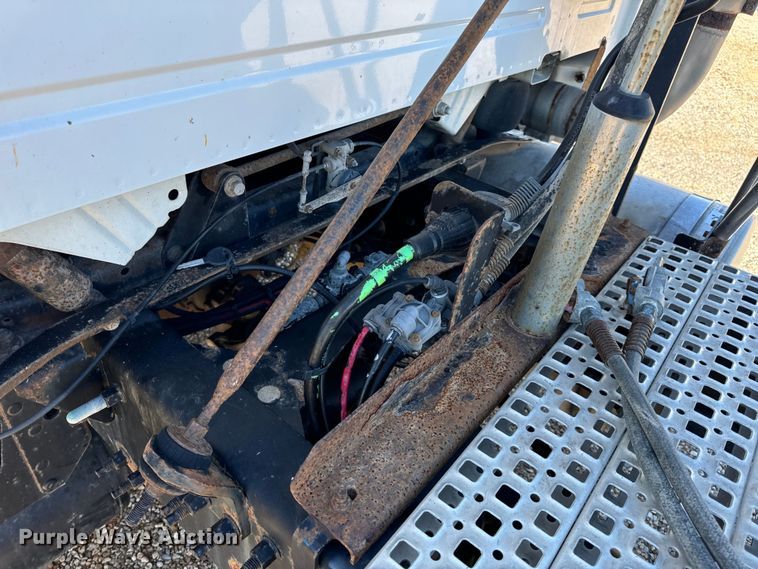 image for item OF9709 2007 Volvo VN semi truck