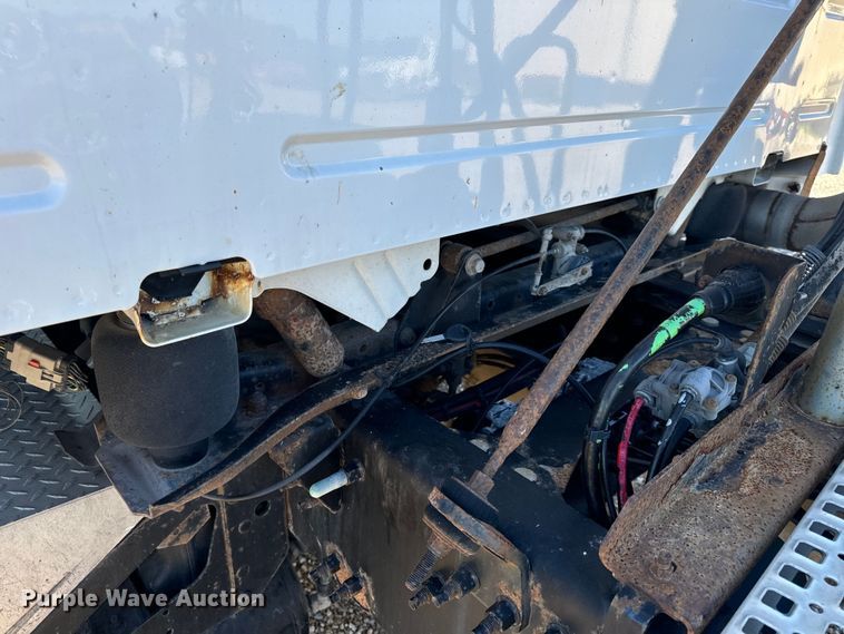 image for item OF9709 2007 Volvo VN semi truck