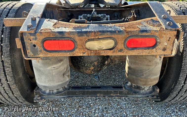 image for item OF9709 2007 Volvo VN semi truck