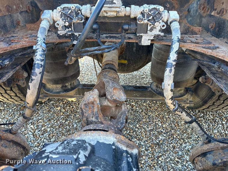 image for item OF9709 2007 Volvo VN semi truck