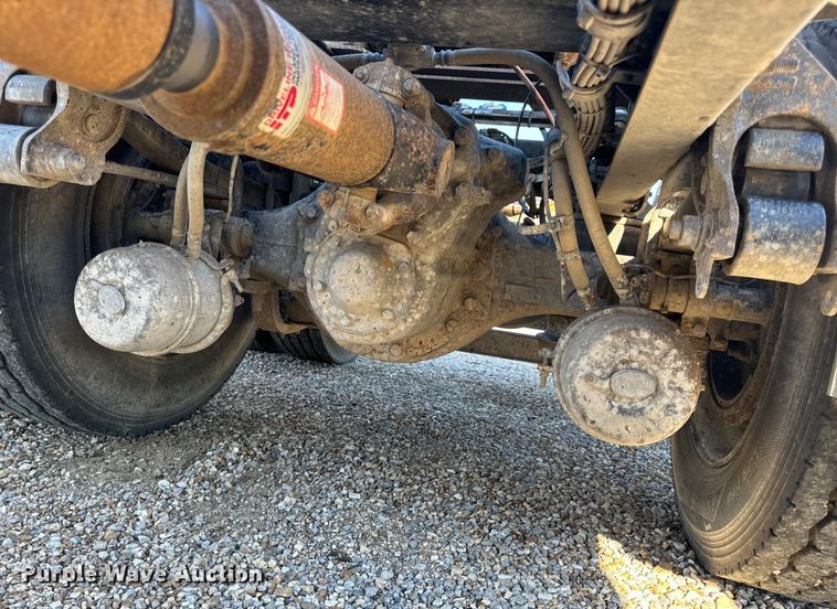 image for item OF9709 2007 Volvo VN semi truck