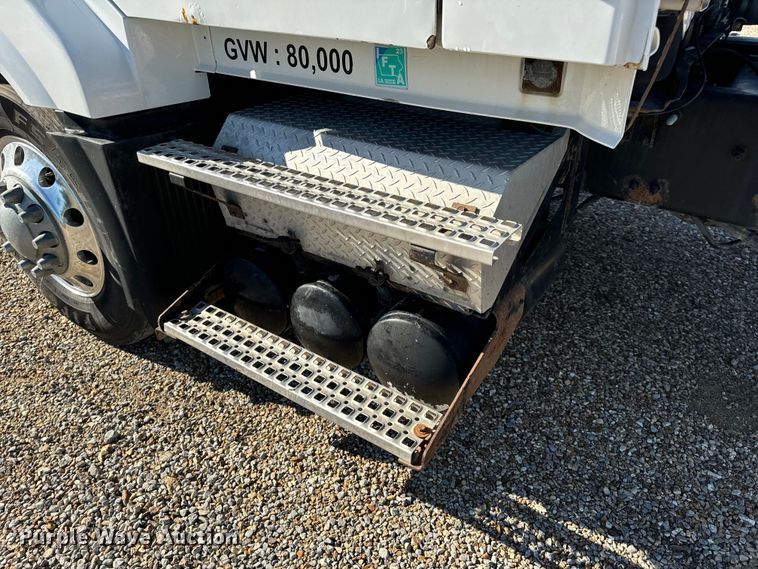 image for item OF9709 2007 Volvo VN semi truck