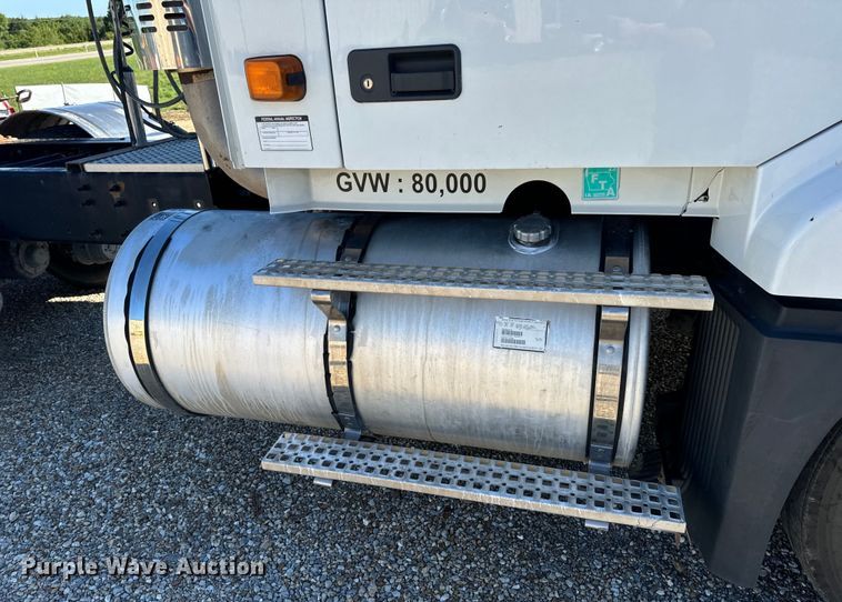 image for item OF9709 2007 Volvo VN semi truck