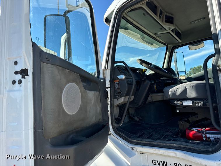 image for item OF9709 2007 Volvo VN semi truck