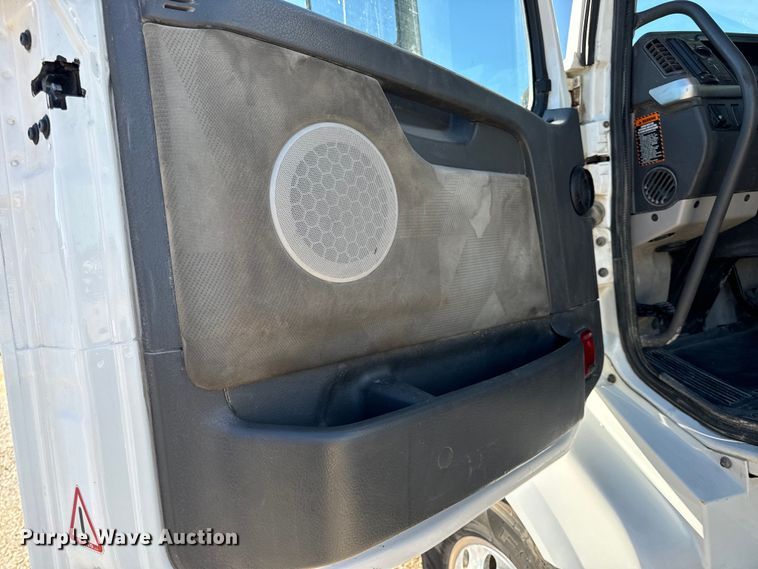 image for item OF9709 2007 Volvo VN semi truck