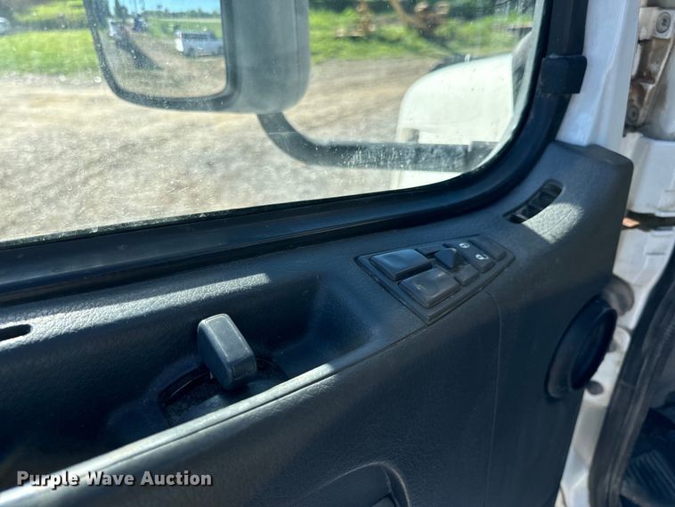 image for item OF9709 2007 Volvo VN semi truck