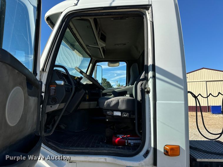 image for item OF9709 2007 Volvo VN semi truck