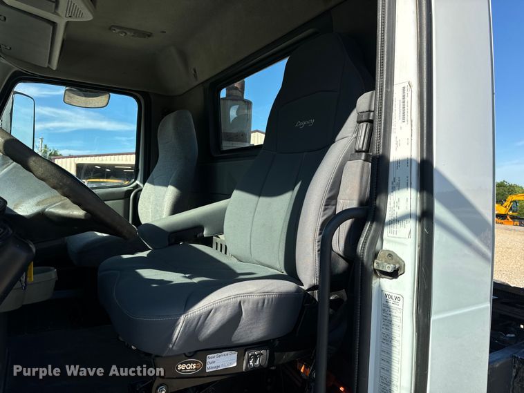 image for item OF9709 2007 Volvo VN semi truck