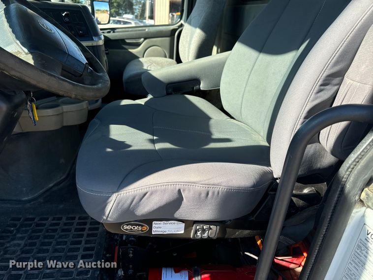 image for item OF9709 2007 Volvo VN semi truck