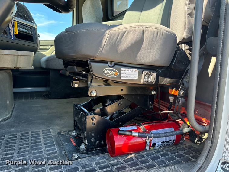 image for item OF9709 2007 Volvo VN semi truck