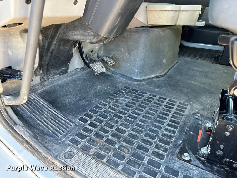 image for item OF9709 2007 Volvo VN semi truck