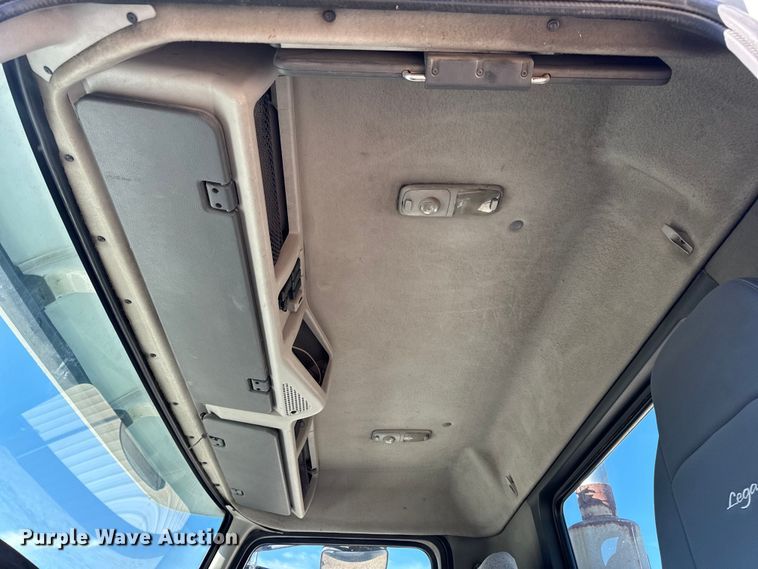 image for item OF9709 2007 Volvo VN semi truck