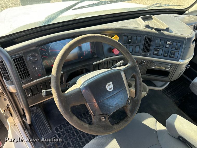 image for item OF9709 2007 Volvo VN semi truck