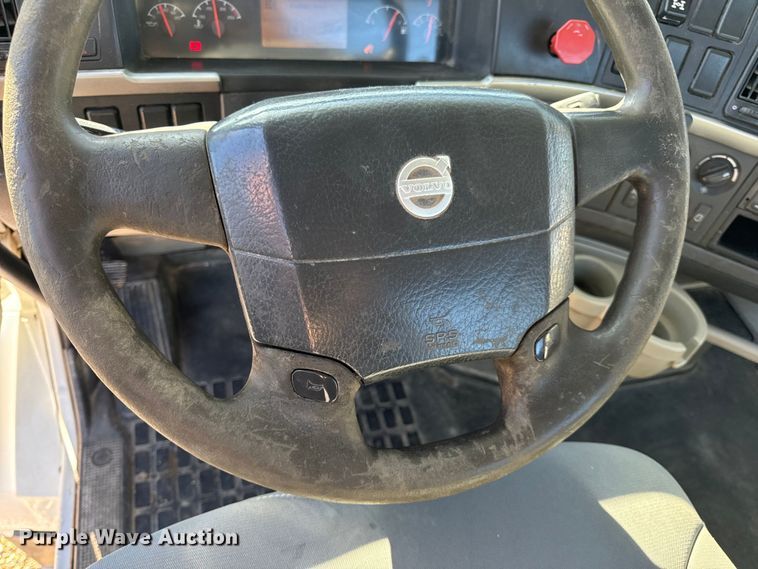 image for item OF9709 2007 Volvo VN semi truck