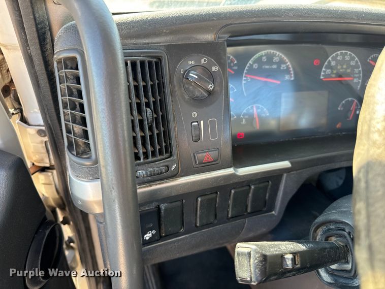 image for item OF9709 2007 Volvo VN semi truck