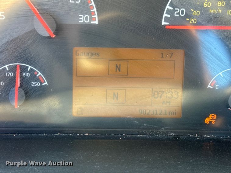 image for item OF9709 2007 Volvo VN semi truck