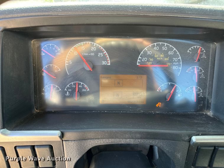 image for item OF9709 2007 Volvo VN semi truck