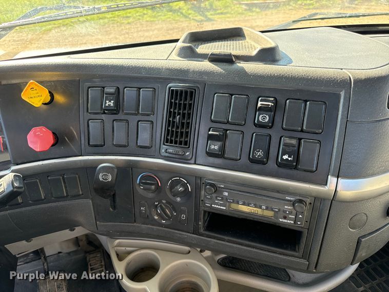 image for item OF9709 2007 Volvo VN semi truck