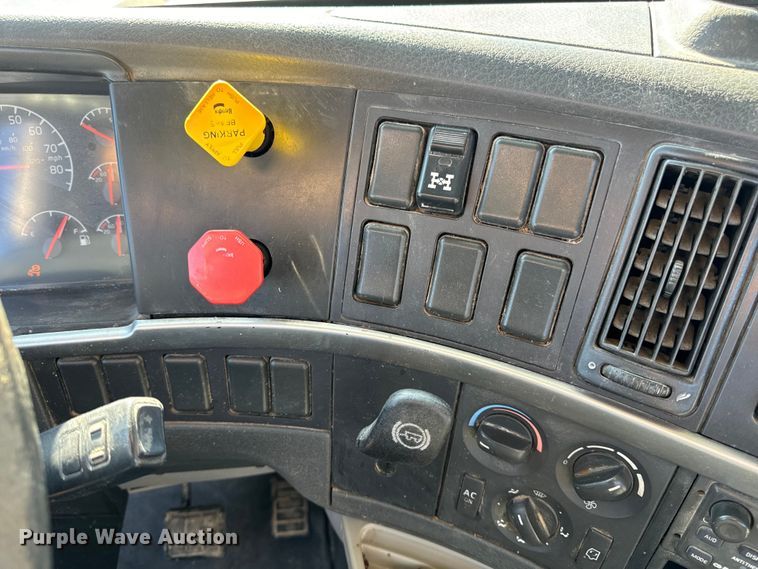 image for item OF9709 2007 Volvo VN semi truck