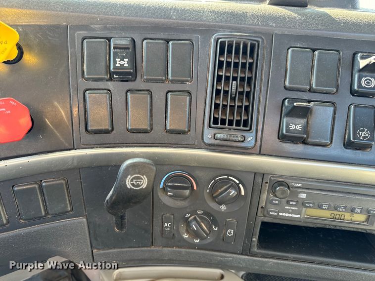 image for item OF9709 2007 Volvo VN semi truck