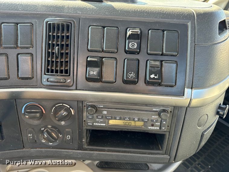 image for item OF9709 2007 Volvo VN semi truck