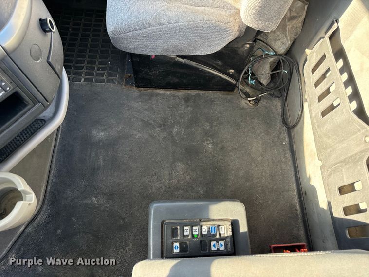 image for item OF9709 2007 Volvo VN semi truck