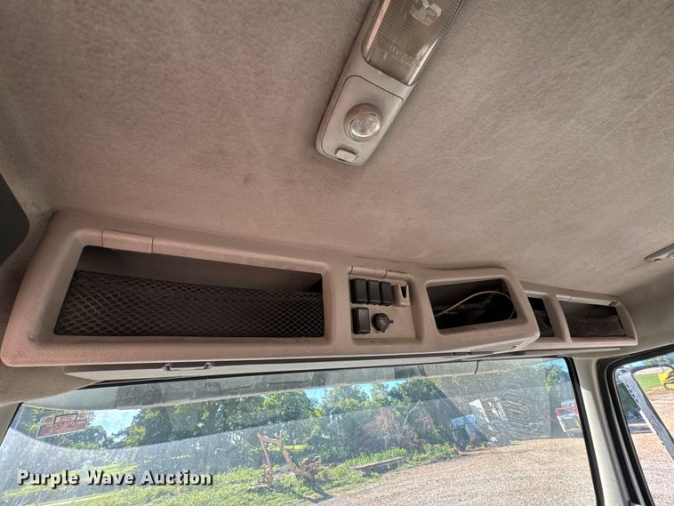 image for item OF9709 2007 Volvo VN semi truck