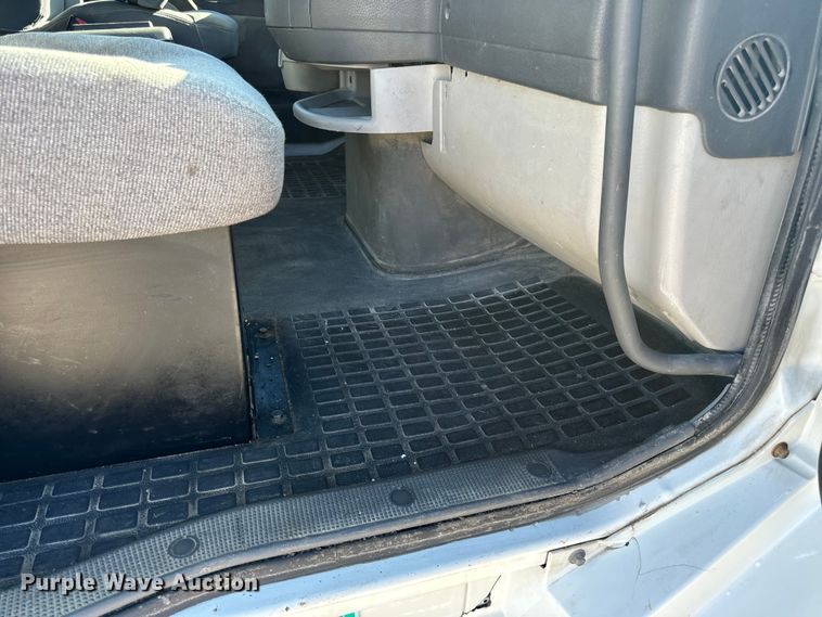 image for item OF9709 2007 Volvo VN semi truck