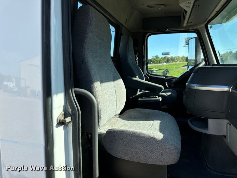 image for item OF9709 2007 Volvo VN semi truck