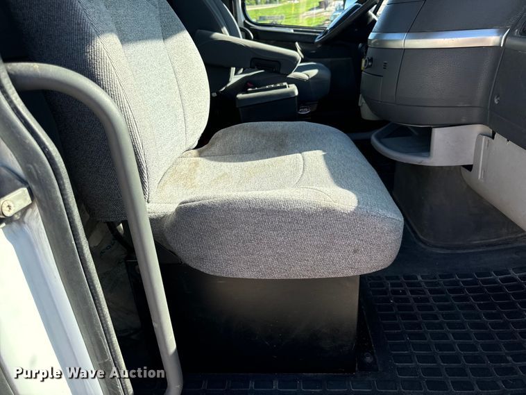 image for item OF9709 2007 Volvo VN semi truck