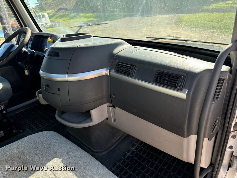 image for item OF9709 2007 Volvo VN semi truck