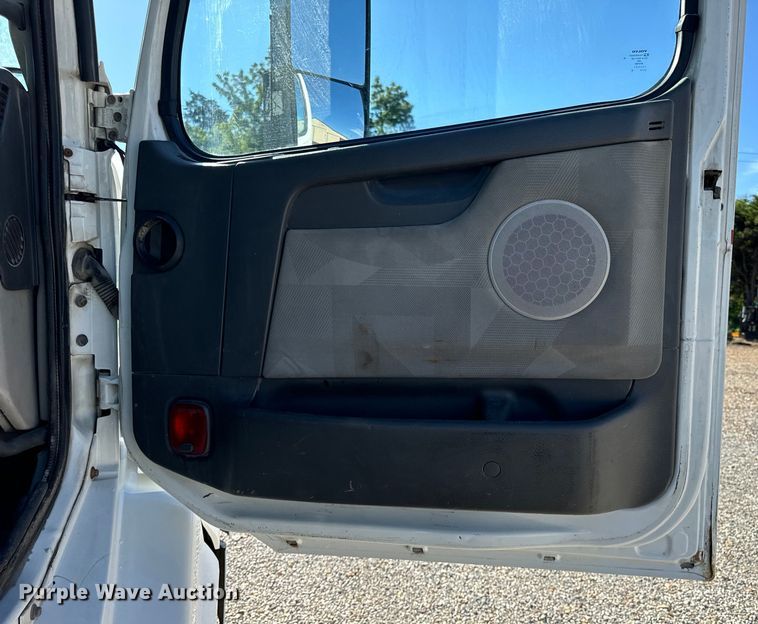 image for item OF9709 2007 Volvo VN semi truck