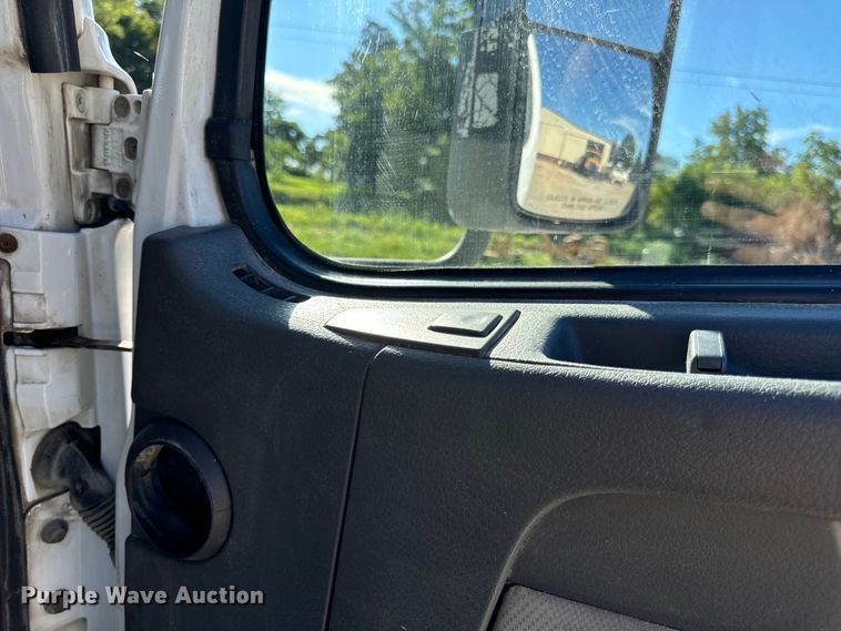 image for item OF9709 2007 Volvo VN semi truck