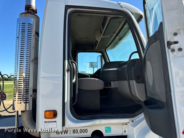 image for item OF9709 2007 Volvo VN semi truck