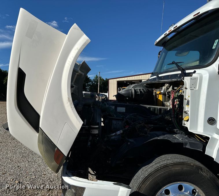 image for item OF9709 2007 Volvo VN semi truck