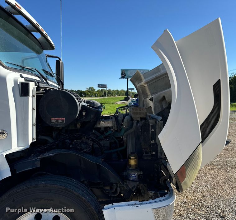 image for item OF9709 2007 Volvo VN semi truck